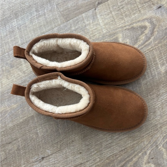 DREAM PAIRS FuzzyClassic Mini Boot Splash-Proof Slip-On Suede Snow Boots - Picture 3 of 8